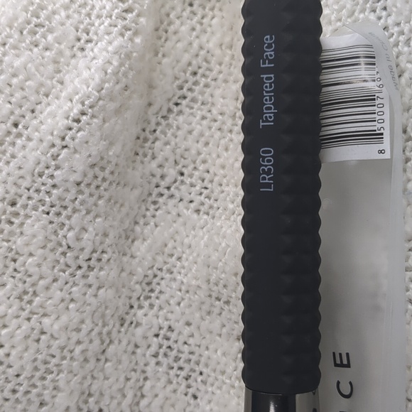 LARUCE Beauty TAPERED FACE Brush LR360, One Brush w/Sleeve Shield - Picture 8 of 10
